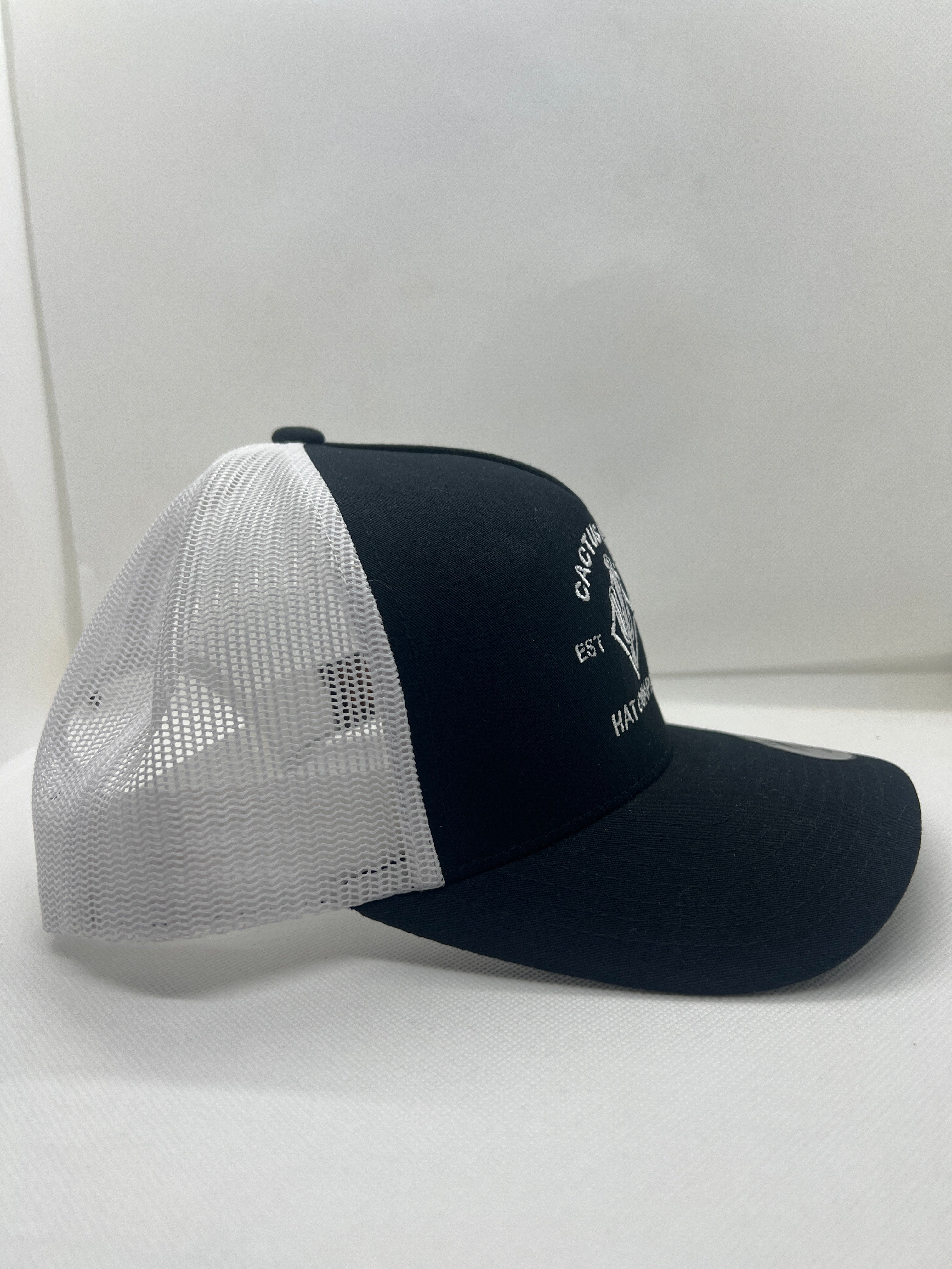 Ranch style trucker - black/white