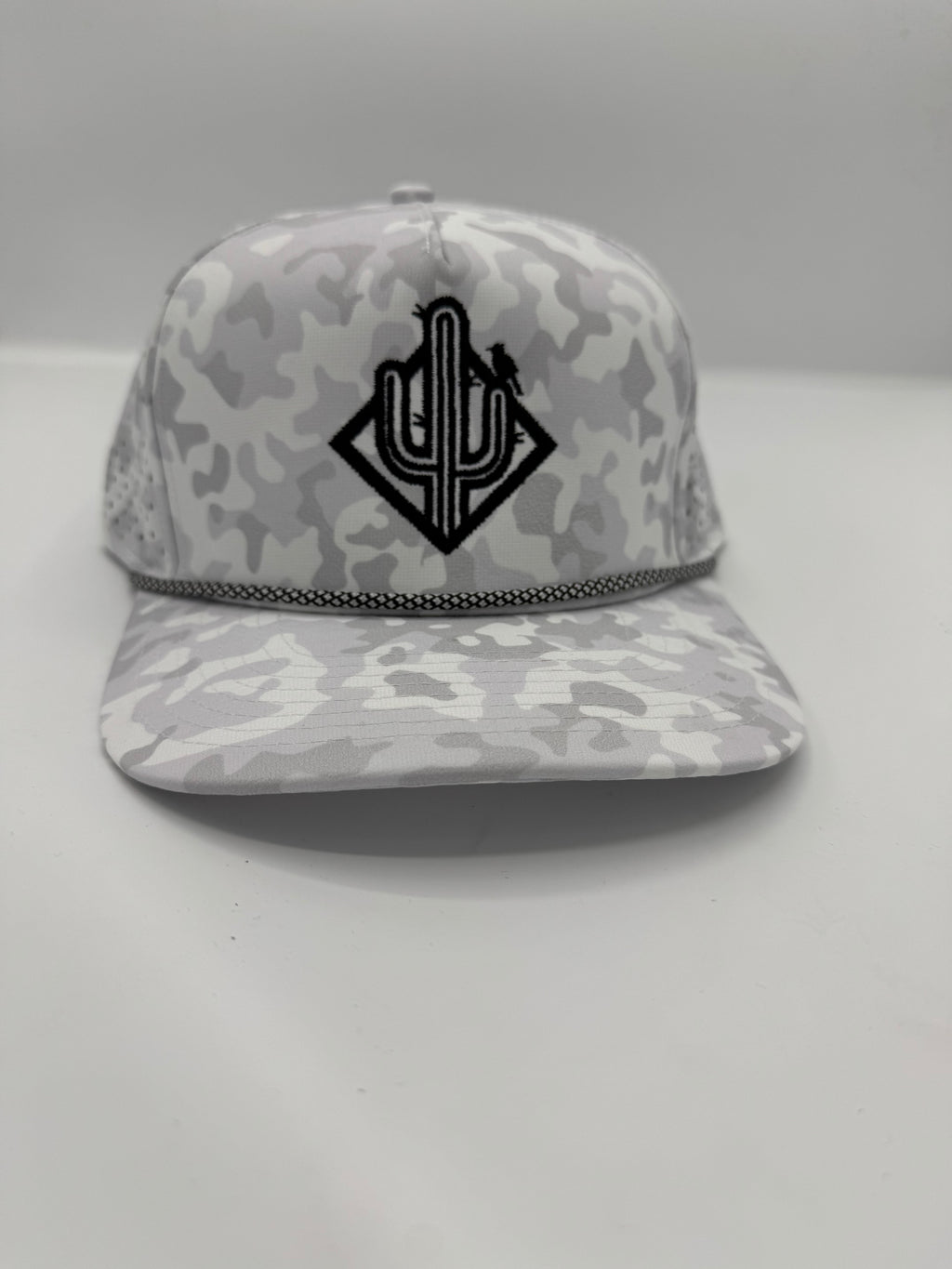 Classic Logo in camo/black performance hat with rope
