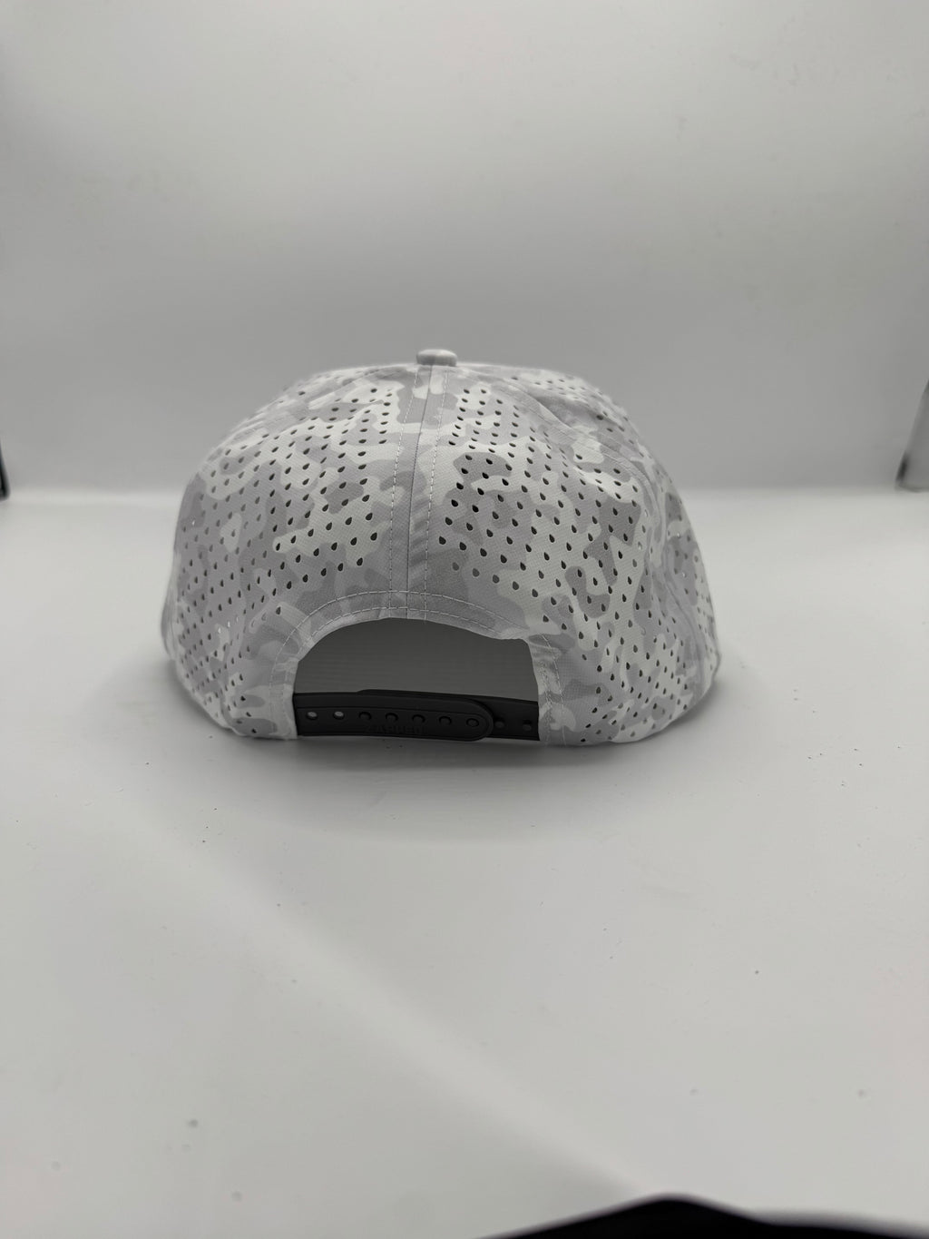 Classic Logo in camo/black performance hat with rope