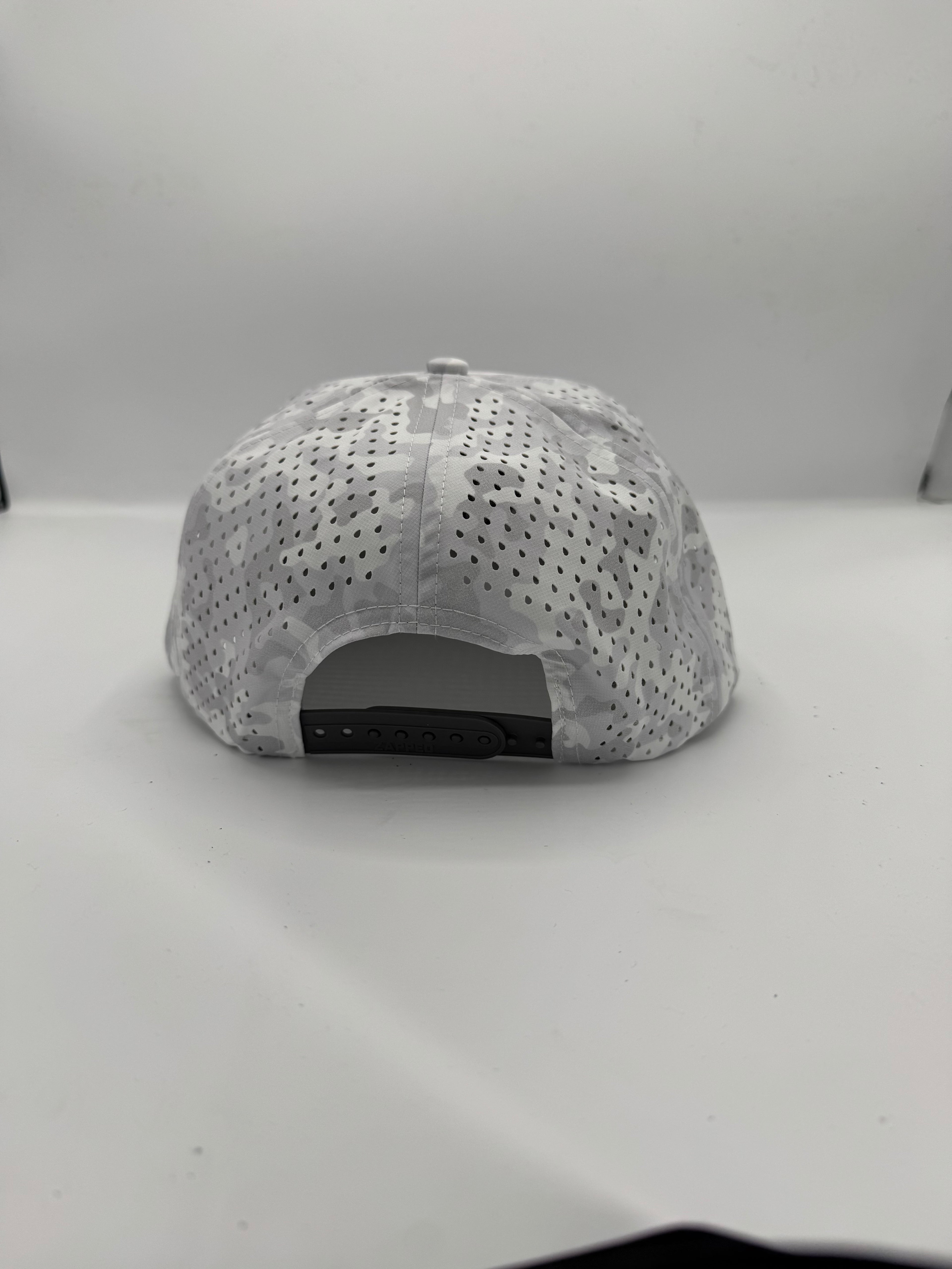 Classic Logo in camo/black performance hat with rope