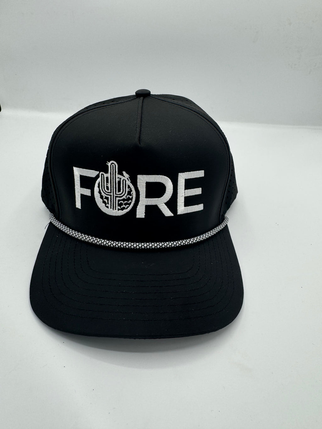 FORE performance hat in black/white with rope