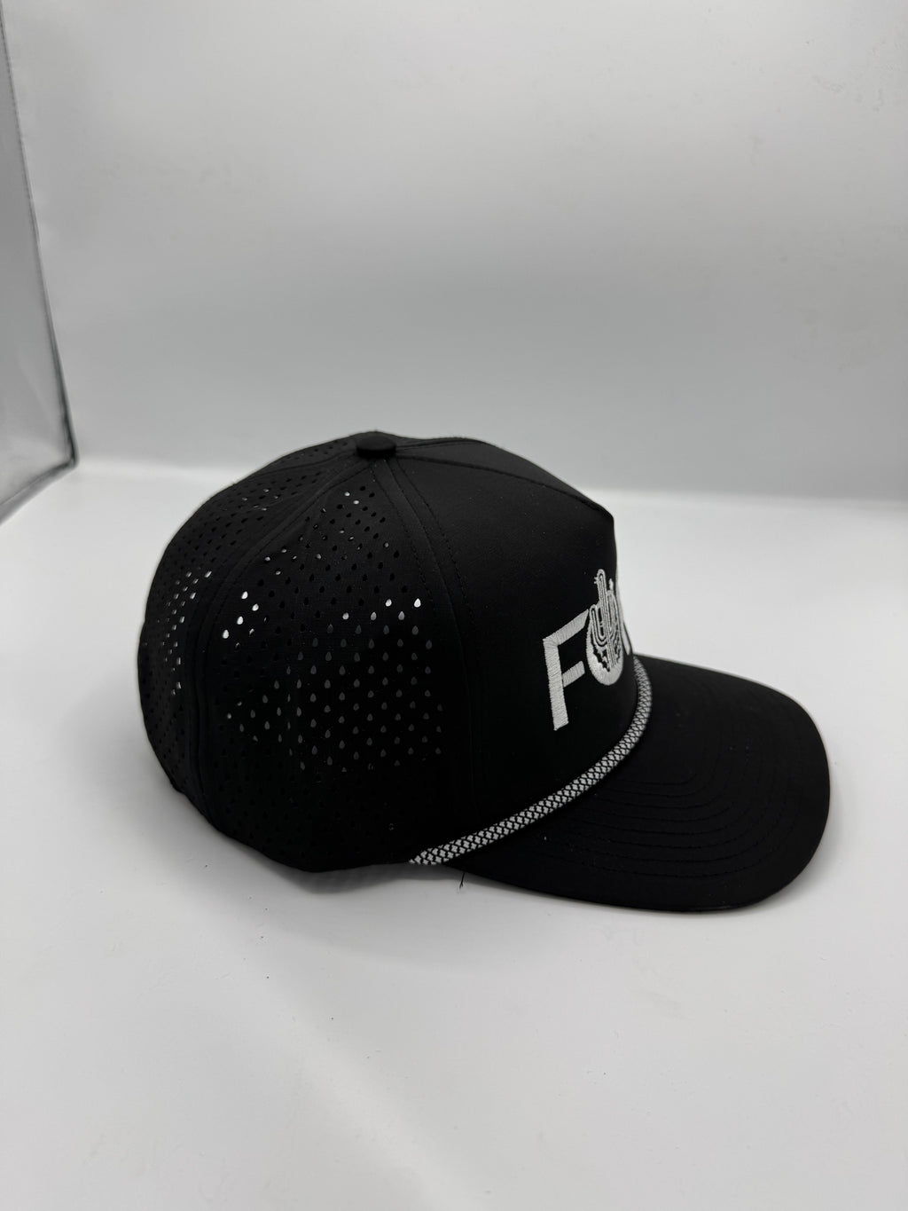 FORE performance hat in black/white with rope