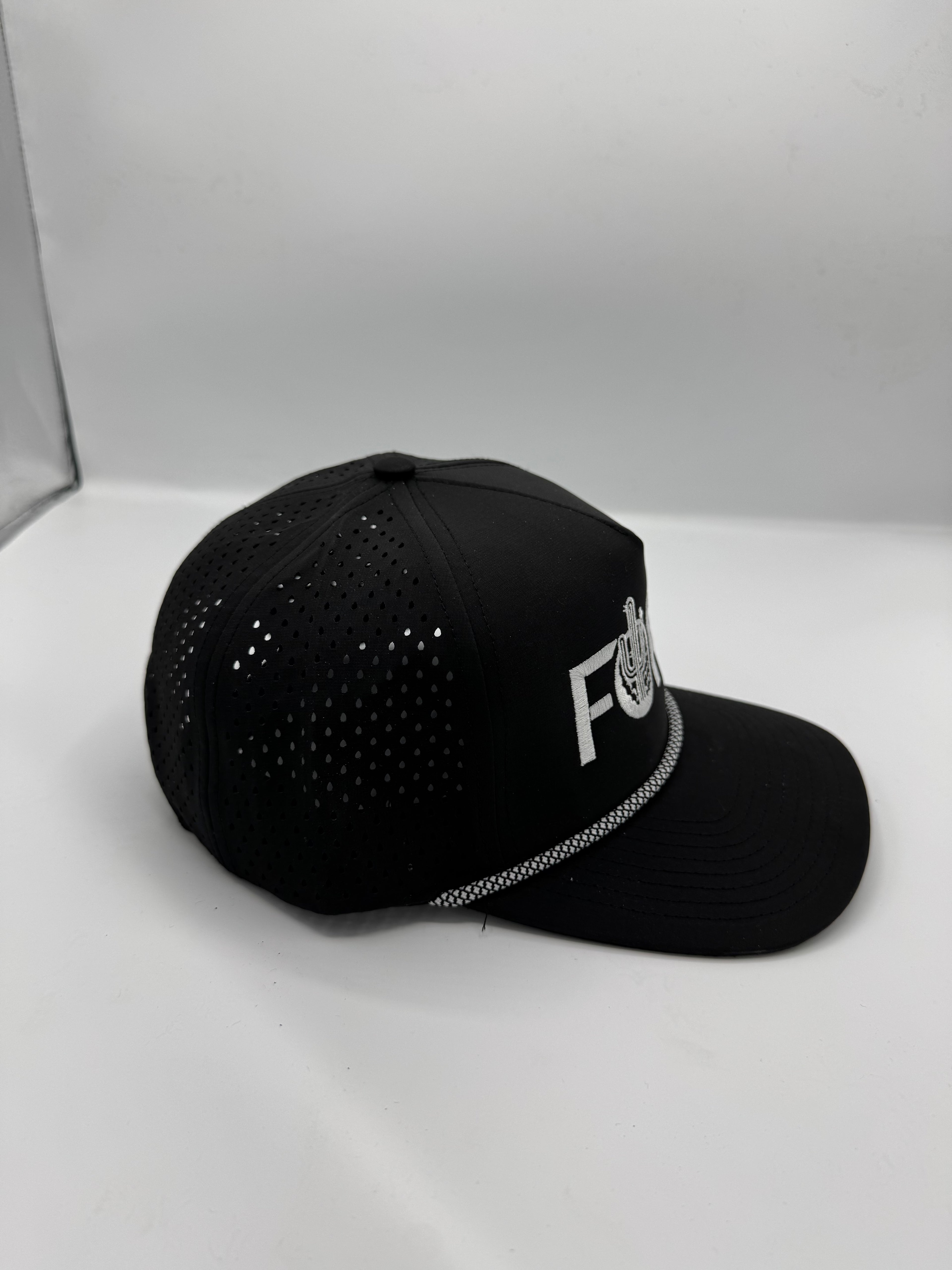FORE performance hat in black/white with rope