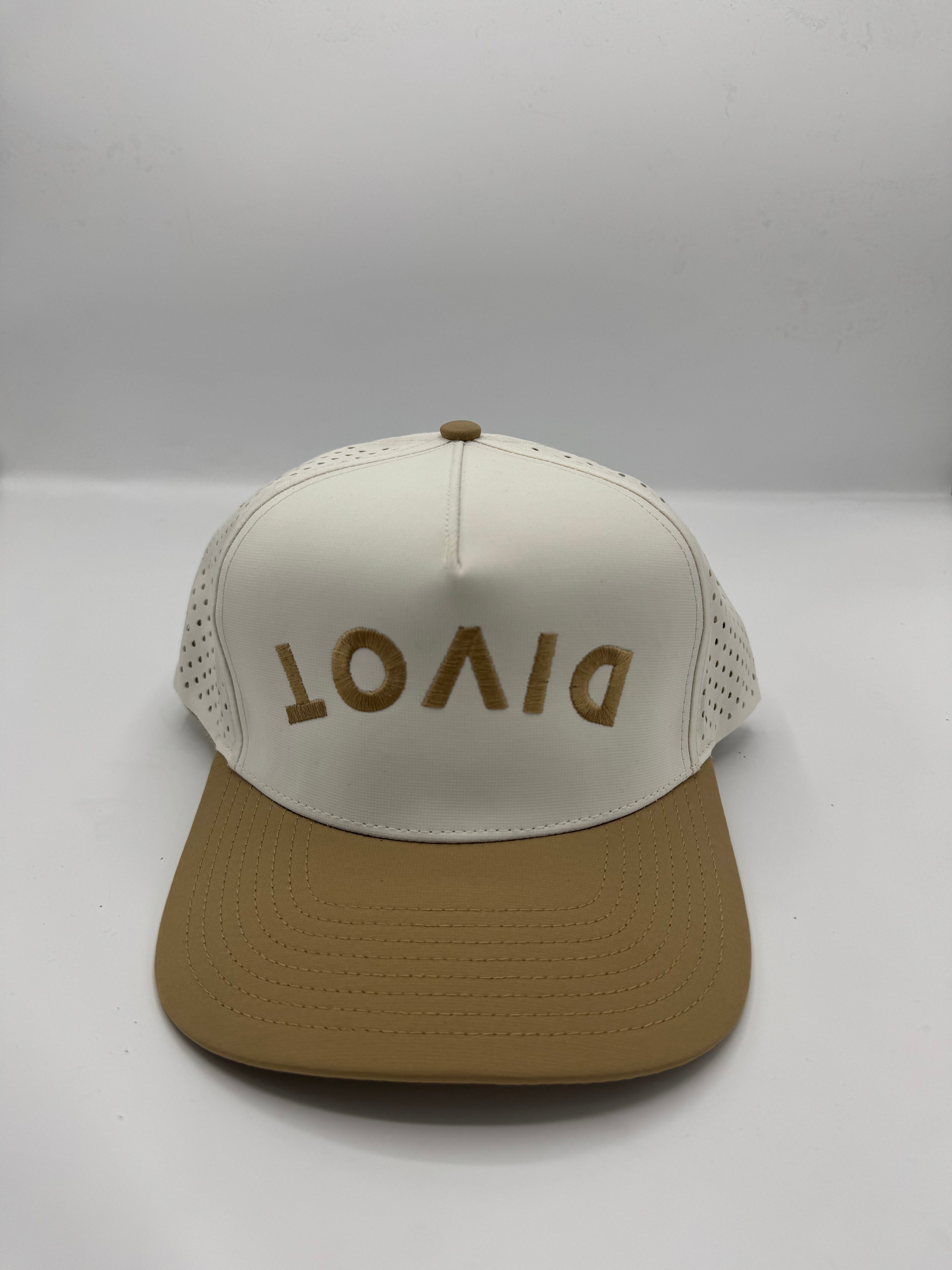 DIVOT performance hat in cream/gold