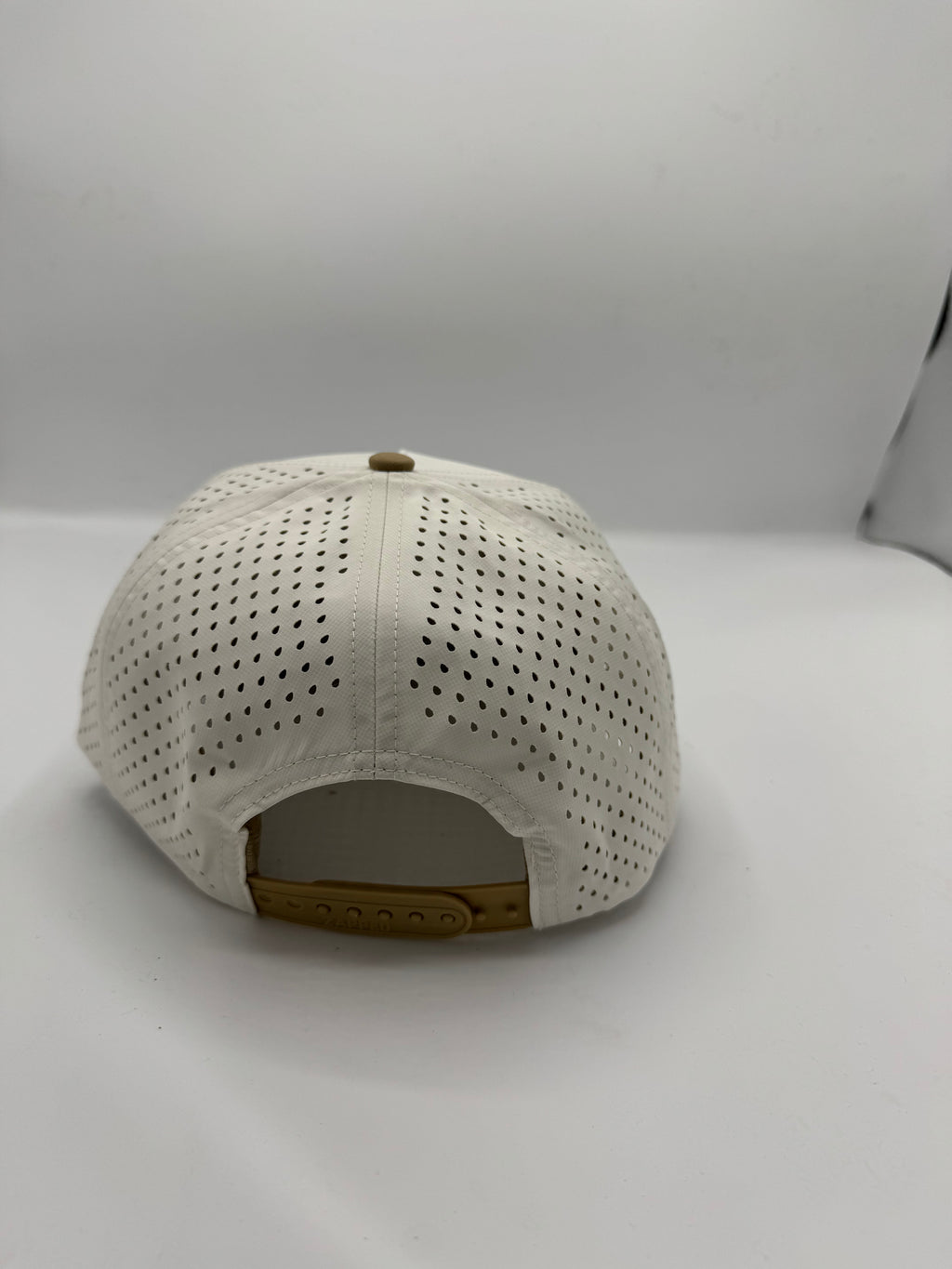 DIVOT performance hat in cream/gold