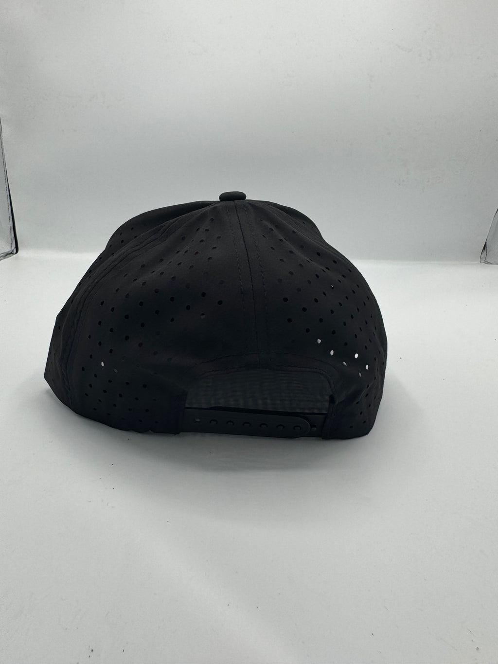 FORE performance hat in black/white with rope