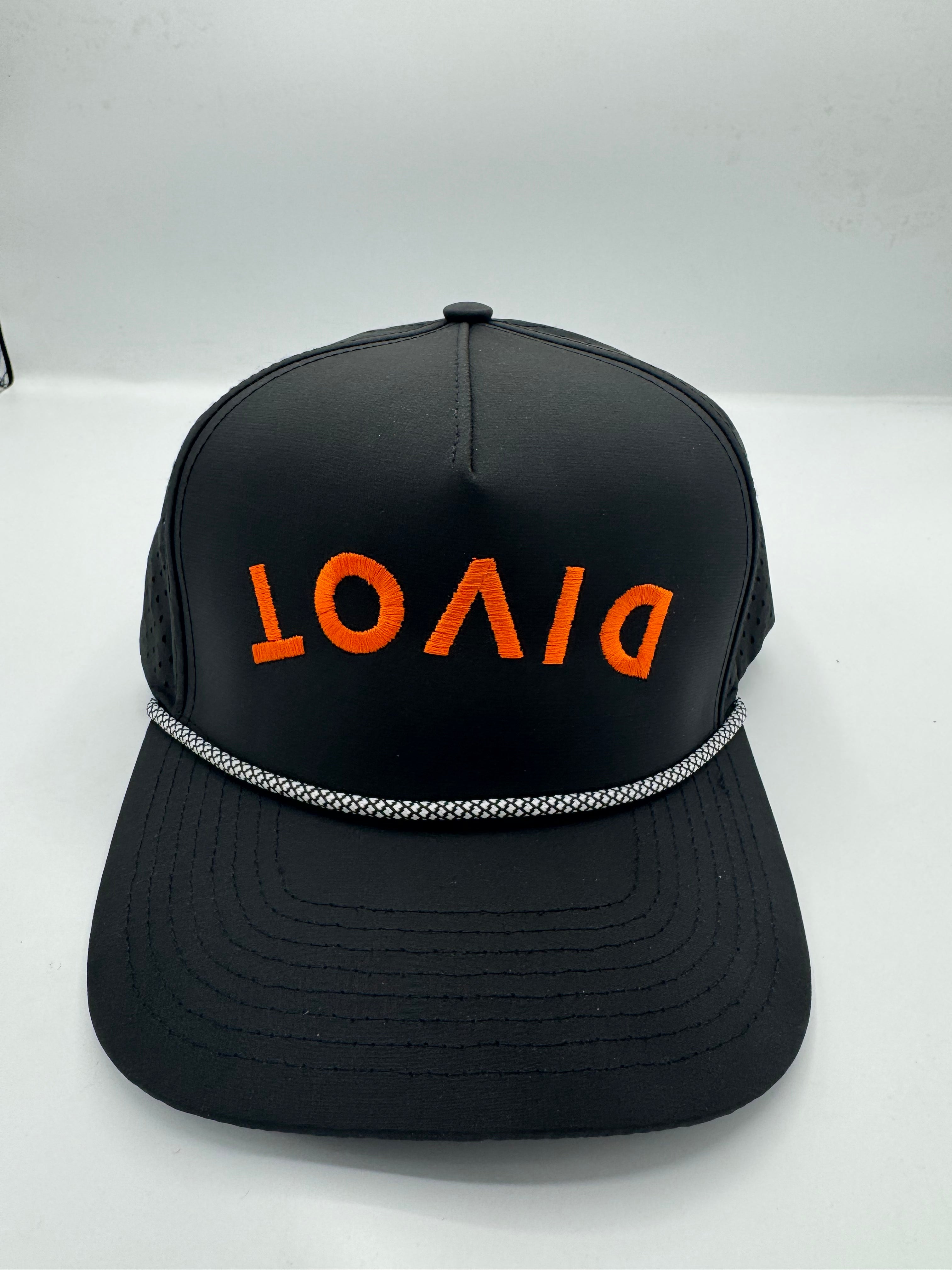 DIVOT performance hat in black/orange with rope