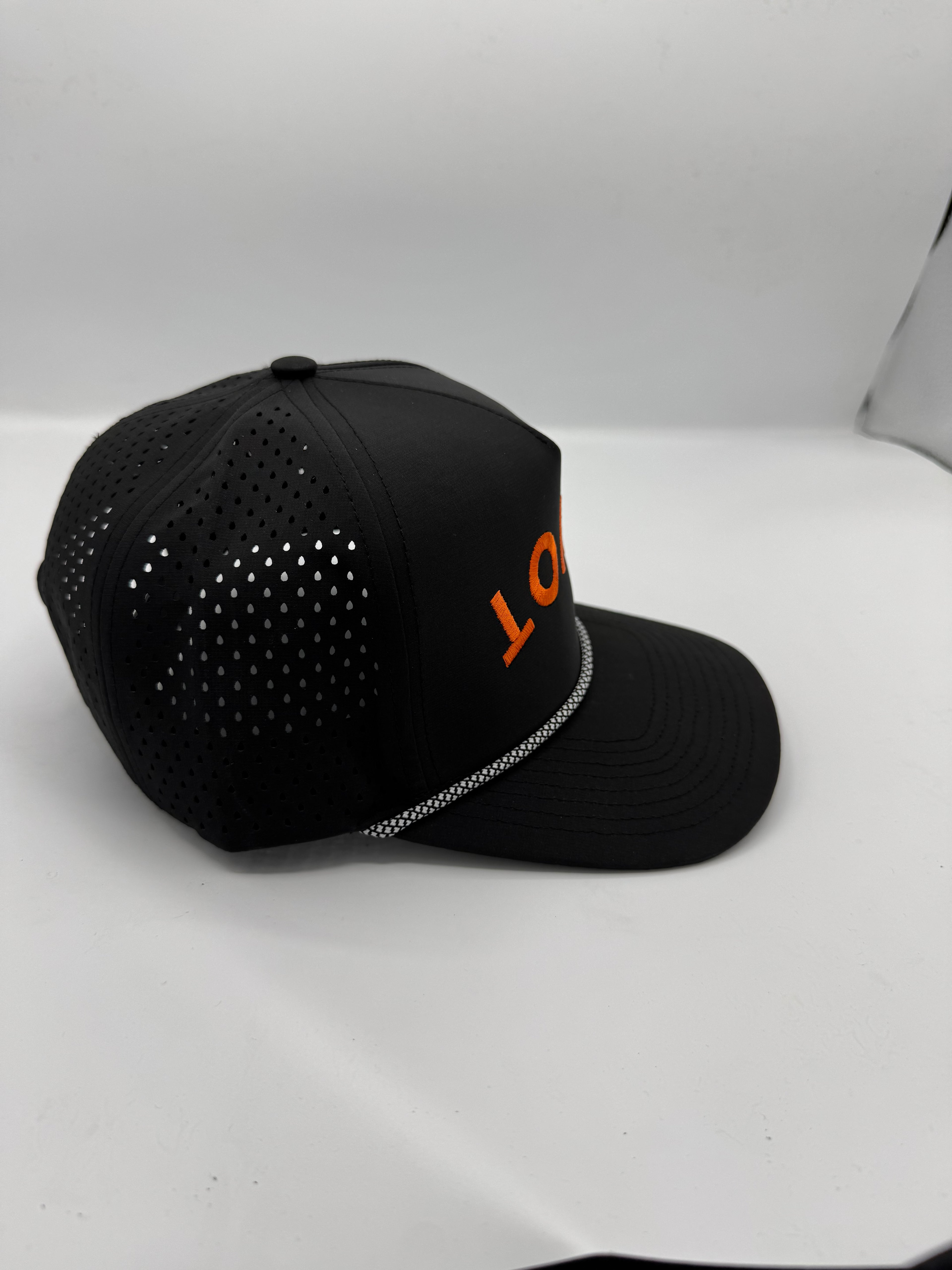 DIVOT performance hat in black/orange with rope