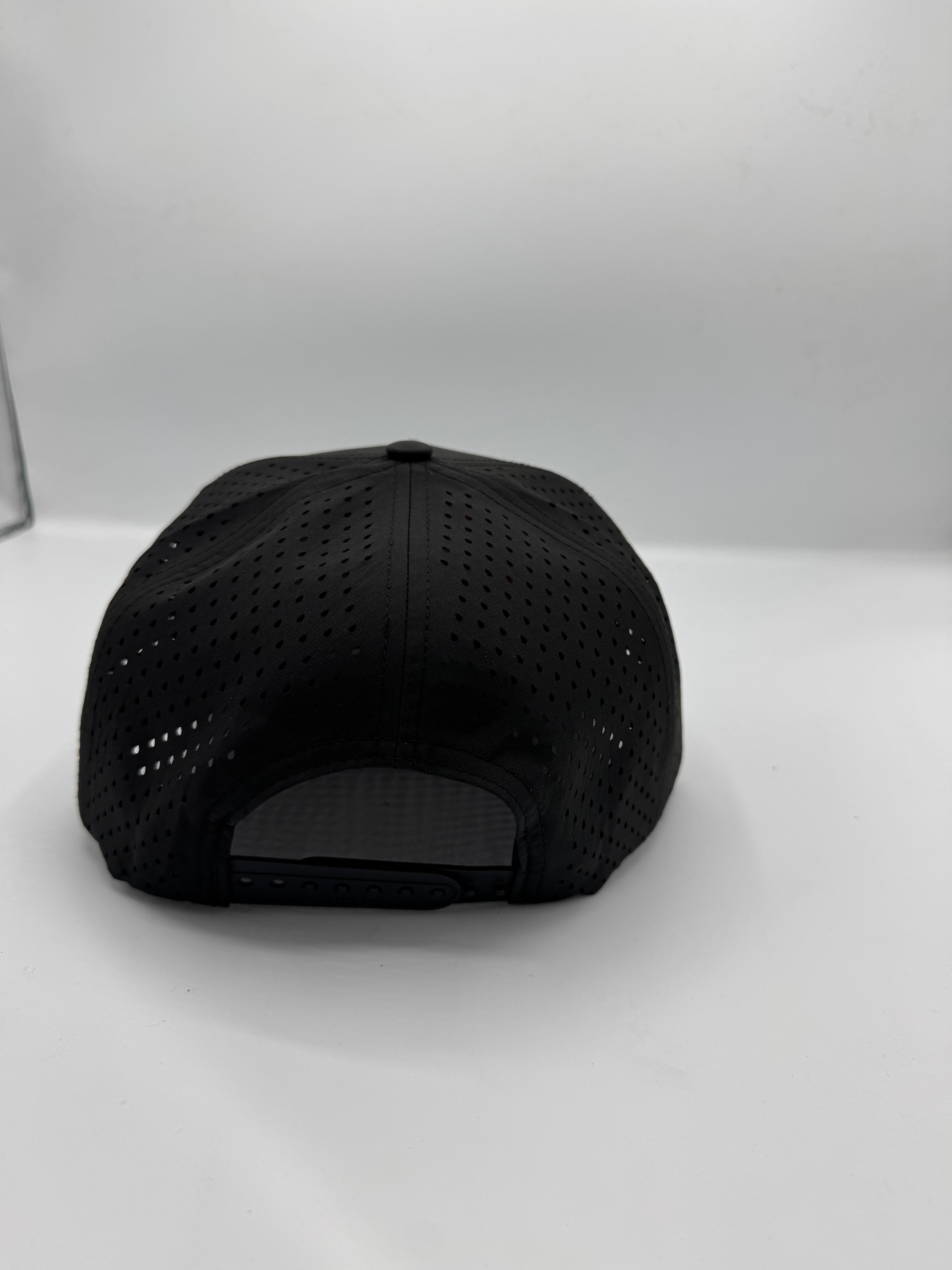 DIVOT performance hat in black/orange with rope