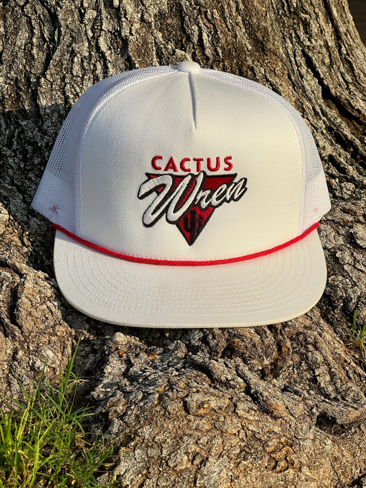 Desert Triangle white hat in red/white/black and red rope