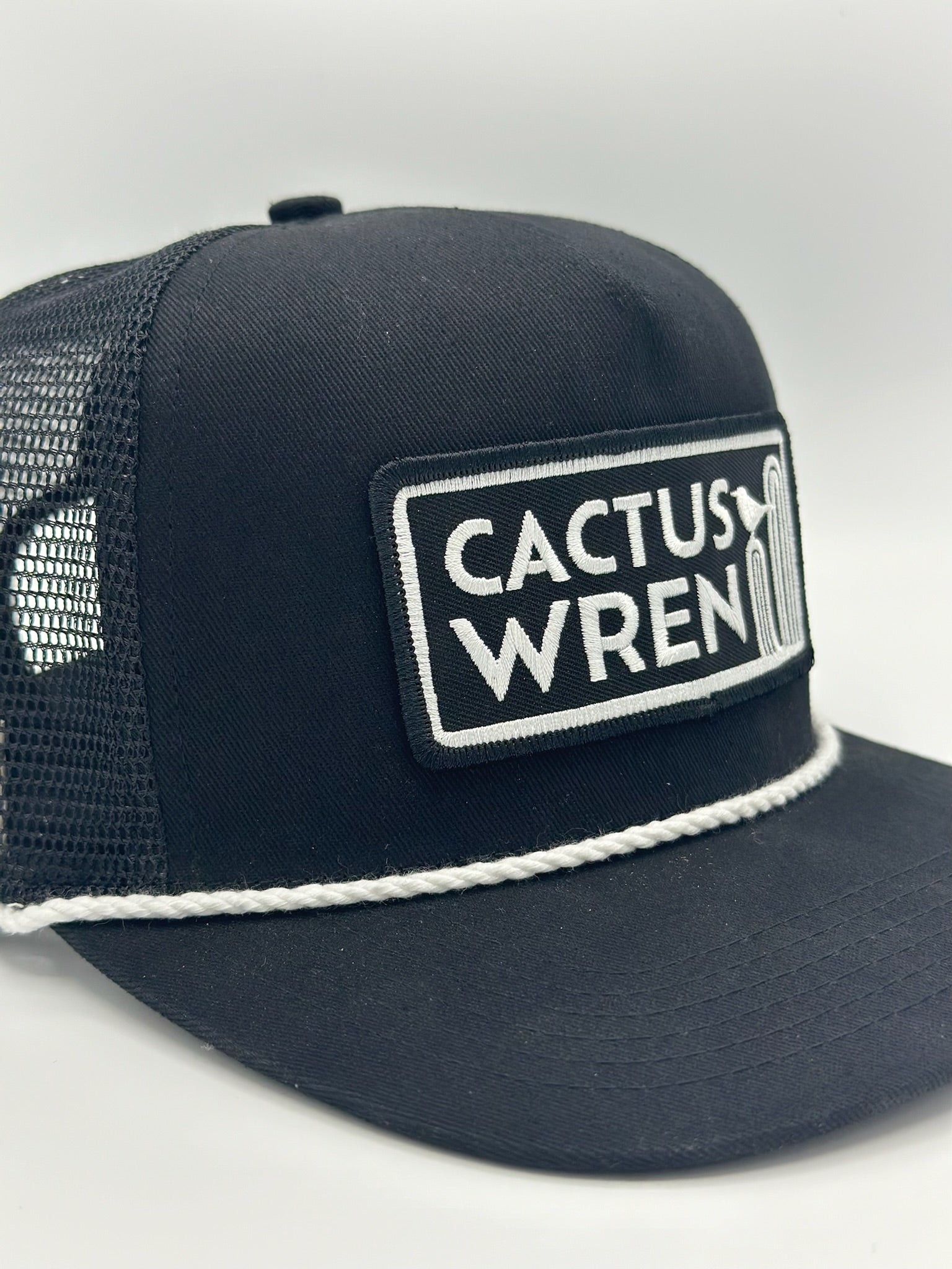 Modern Logo in black/white with rope